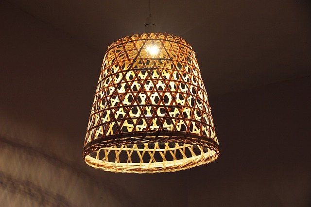 Hanging lamp with woven lampshade